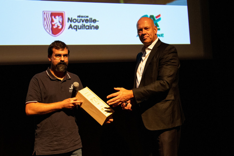 Jérémy Ducourt receiving the trophy 